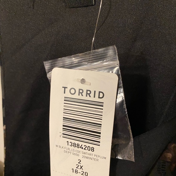 Torrid Blackwoth Skulls and Flowers,  Flare Long Sleeve Top - Picture 1 of 8
